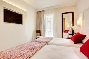 Łóżko lub łóżka w pokoju w obiekcie Grupotel Alcudia Suite