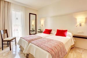 Łóżko lub łóżka w pokoju w obiekcie Grupotel Alcudia Suite