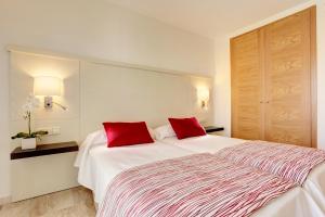 Łóżko lub łóżka w pokoju w obiekcie Grupotel Alcudia Suite