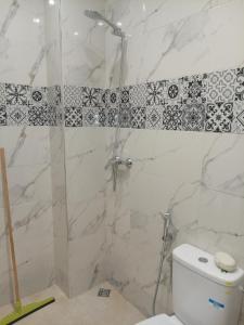 un baño con ducha y WC en كراء يومي, en Aourir 1 foto más