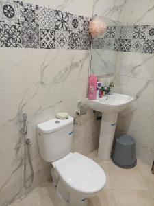 un baño con inodoro y lavabo en كراء يومي, en Aourir