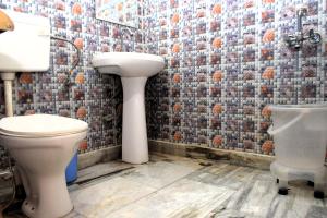 カトラにあるAAA Continentalのトイレと洗面台付きのバスルーム