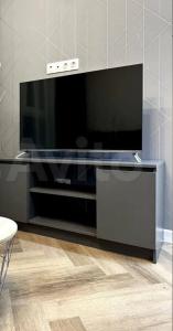 にあるPosa de rofeのエンターテイメントセンターに置かれた大型のフラットスクリーンテレビ