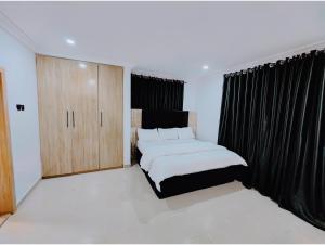 Ένα ή περισσότερα κρεβάτια σε δωμάτιο στο The Hub Apartment, Lekki