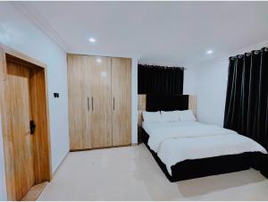 Ένα ή περισσότερα κρεβάτια σε δωμάτιο στο The Hub Apartment, Lekki
