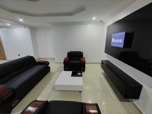 Μια τηλεόραση ή/και κέντρο ψυχαγωγίας στο The Hub Apartment, Lekki