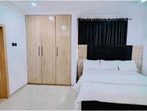 Ένα ή περισσότερα κρεβάτια σε δωμάτιο στο The Hub Apartment, Lekki
