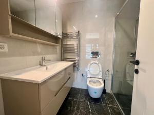 Bilik mandi di Panoramic Penthouse Apt in Diamond of Skopje +17 gambar