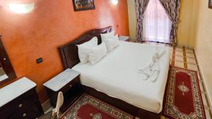 Postel nebo postele na pokoji v ubytování Hôtel Les Ambassadeurs