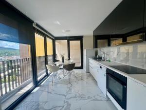 Dapur atau dapur kecil di Panoramic Penthouse Apt in Diamond of Skopje