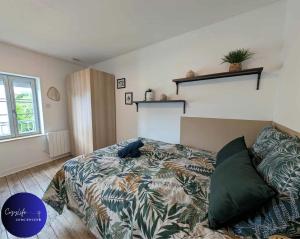 ein Schlafzimmer mit einem Bett und einer Couch in der Unterkunft L'Oasis by Cozylife - Centre Ville in Niort