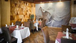 Restaurace v ubytování Hôtel Les Ambassadeurs