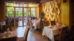 Restaurace v ubytování Hôtel Les Ambassadeurs