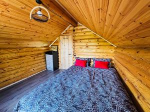 una camera con un letto in una baita di tronchi di Деревянный дом a Kiketʼi