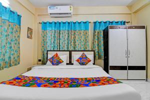 Кровать или кровати в номере FabHotel Casa Inn - Near Bisarjan Ghat