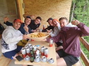 普拉夫Maslo的一群人坐在桌子旁,吃着一碗食物 更多24张照片