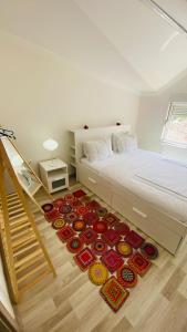 a bedroom with a large bed with a red rug at Peribacası Manzaralı Modern Daire in Urgup