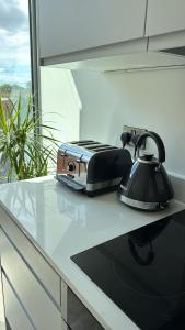 einem Toaster auf einer Küchentheke in der Unterkunft Salford Luxury 2Bed 2Bath Gym Balcony in Manchester