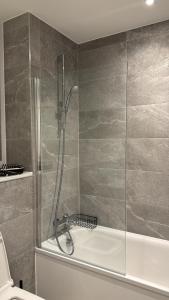 ein Badezimmer mit Dusche und Badewanne in der Unterkunft Salford Luxury 2Bed 2Bath Gym Balcony in Manchester + 22 Fotos