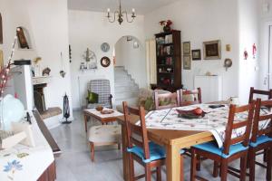a dining room with a table and chairs at Villa Skamnia in Kinídharos