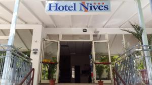 リミニにあるHotel Nivesの建物の入り口上にホテルの看板