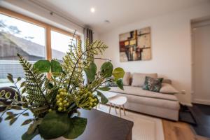 a living room with a vase with a plant on a table at Appartement an der alten Linde in Weil