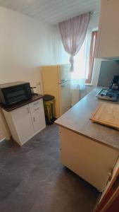 a kitchen with a counter top and a stove top oven at Einfache 2 Zimmer Wohnung mit Parkplatz nur 8 Min nach Bayreuth in Mistelgau