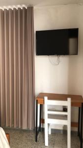 TV a/nebo společenská místnost v ubytování Arenas Hotel