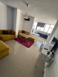 a living room with a couch and a table at Joli et confortable appartement in Cabo Negro