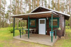 Urlaub im Bungalow mitten im Wald外面的花园