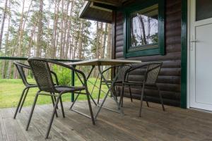 Urlaub im Bungalow mitten im Wald的阳台或露台