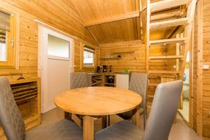 Urlaub im Bungalow mitten im Wald的厨房或小厨房