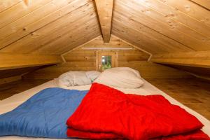 Urlaub im Bungalow mitten im Wald客房内的一张或多张床位