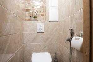 een badkamer met een toilet en een raam bij Mainiidu Apartment in Pärnu +14 foto's