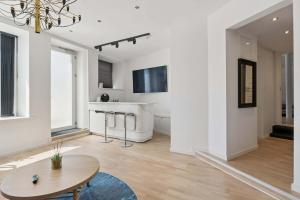 Televisyen dan/atau pusat hiburan di Aalborg Apartment Centralt Beliggende med Moderne Faciliteter