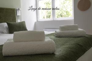 a bedroom with two pillows on a bed at Le Refuge des Vignes - Centre Ville - Elégant in Bordeaux