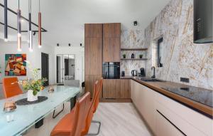 Η κουζίνα ή μικρή κουζίνα στο Stunning Home In Kras With Wifi