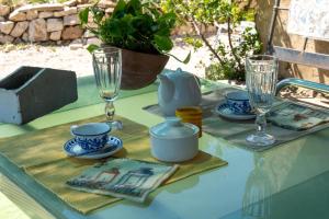 a table with blue and white dishes and glasses on it at Buen Retiro in Portoferraio