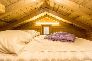Urlaub im Bungalow mitten im Wald客房内的一张或多张床位