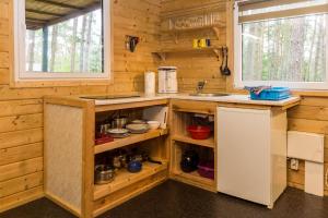 Urlaub im Bungalow mitten im Wald的厨房或小厨房