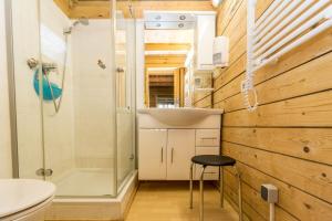 Urlaub im Bungalow mitten im Wald的一间浴室