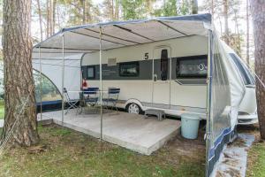 LütowUrlaub im Wohnwagen mitten im Wald的相册照片