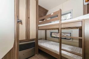 Urlaub im Wohnwagen mitten im Wald客房内的一张或多张床位