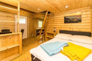 Urlaub im Bungalow mitten im Wald客房内的一张或多张床位
