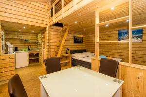 Urlaub im Bungalow mitten im Wald的厨房或小厨房