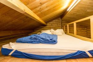 Urlaub im Bungalow mitten im Wald客房内的一张或多张床位