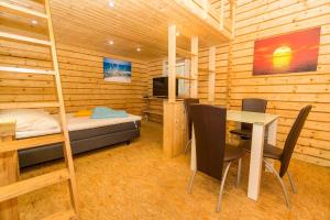 Urlaub im Bungalow mitten im Wald的电视和/或娱乐中心