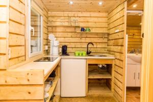 Urlaub im Bungalow mitten im Wald的厨房或小厨房