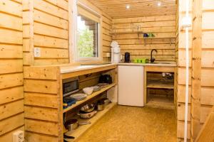 Urlaub im Bungalow mitten im Wald的厨房或小厨房