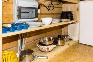 Urlaub im Bungalow mitten im Wald的厨房或小厨房